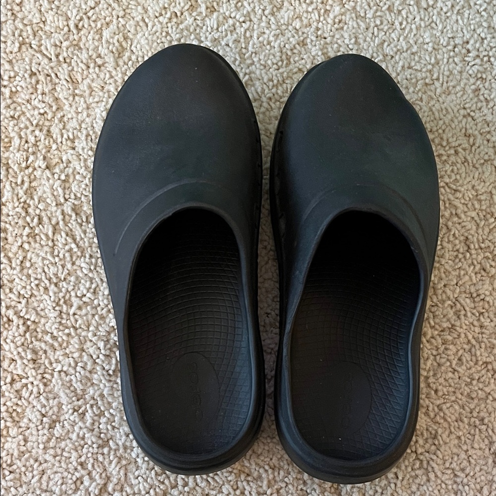 Oofos Black Slip-On Clogs